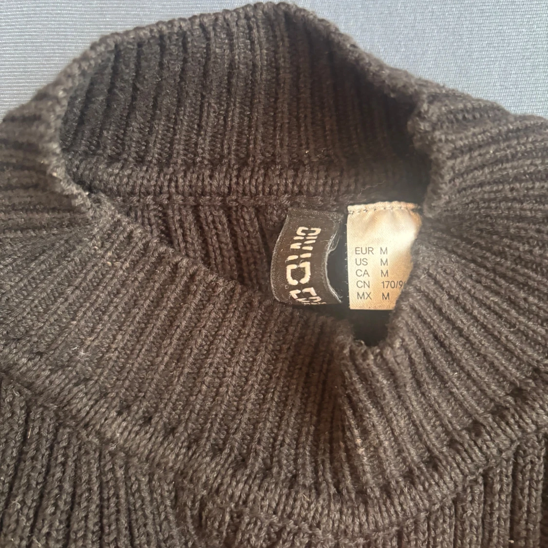 Svart ribbad stickad - 2