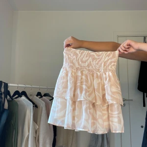 Rosa vit kjol/topp  - Super gullig kjol men man kan även använda den som en topp! Sälja pågrund av att jag inte använder den p vill bli av med den🥰