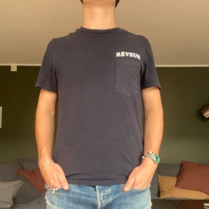 Marinblå t-shirt från Sandro Paris - Fet t-shirt från Sandro Paris i bra skick, sitter som en S. Nypris runt 1000 kr. Hör av er vid frågor!👍