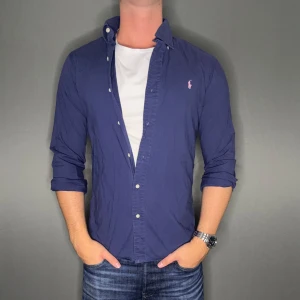 Ralph lauren skjorta - Hej säljer nu min fina Ralph lauren skjorta i storlek S. Den är i bra skick och kommer vara otroligt snygg på sommaren. Nypris cirka 1600kr! Vi kommer att sälja liknande produkter nu i sommar så glöm inte följa profilen!🌊🍾