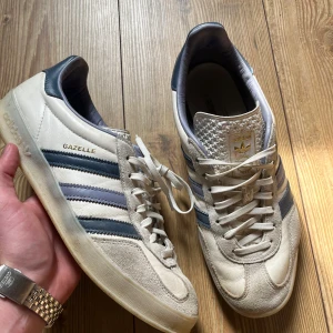 Adidas Gazelle 43 - Adidas gazelle storlek 43 1/3, bra skick inga hål i hälen och inget har lossnat. Inte mycket ”heeldrag” bra för Djurgården matcher!