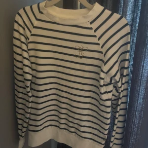 Randig tröja från Holly & Whyte-lindex  - Säljer en vit långärmad tröja från Holly & Whyte by Lindex. perfekt för dig som gillar enkel och stilren design. ☺️☺️