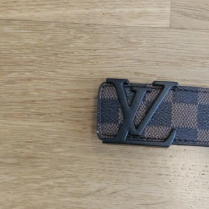 LV bälten  - LV bälten till salu helt nya och oanvända jätte bra skick. Med följer en hål görare 