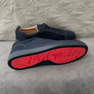 Mörkblåa Loubs - Snygga mörkblåa sneakers från Christian Louboutin. Aldrig använd nytt skick. Storlek 42. Kan sänka pris vid snabb affär.