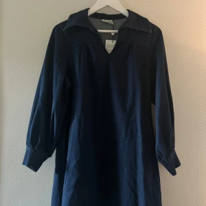 Jeansklänning - En fin jeansklänning från Jumperfabriken i storlek S. Ny med prislapp. Nypris 1699kr. 