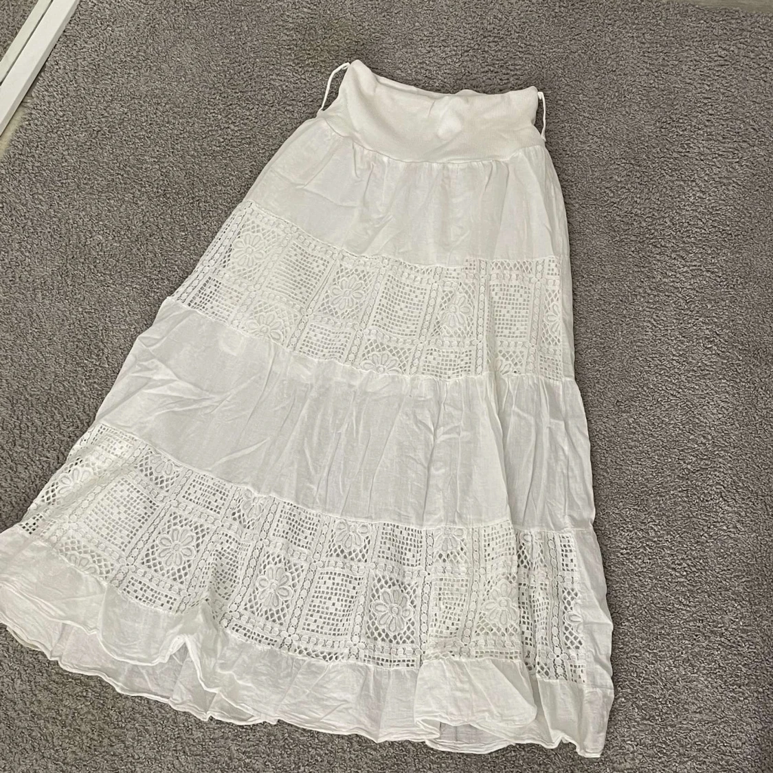 Vit långkjol med spetsdetaljer