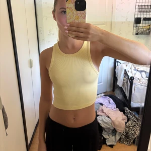 Ljusgul ribbad croppad linnetopp - Säljer en ljusgul croppad linnetopp som är ribbad ifrån H&M i storlek xs 😊💕. (Pris kan diskuteras) 
