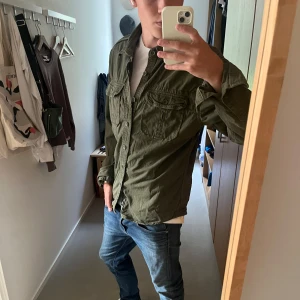 Olivgrön overshirt från Bondelid  - Tjenare, jag säljer en olivgrön overshirt från Bondelid i bomull. Skicket är väldigt bra, skulle säga 9/10. Storleken är M, och killen på bilden är 180 cm. Släng iväg ett dm för frågor! 🙌🍾