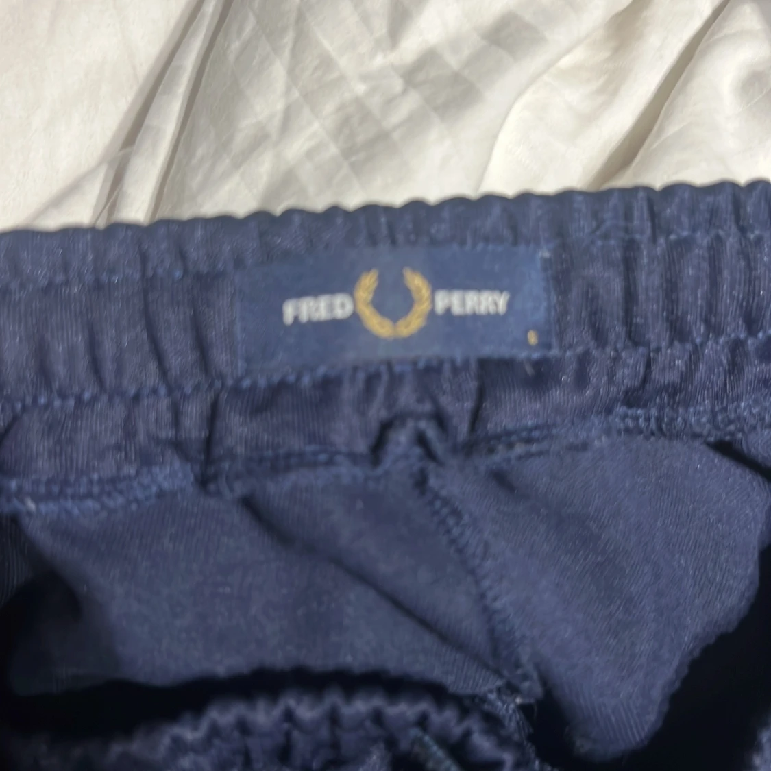Mörkblå Fred Perry mjukisbyxor - 3