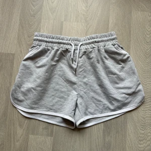 Mjukis shorts  - Gråa mjukis shorts från shein, storlek L men är små i storleken, passar mig som brukar ha s i byxor🌸