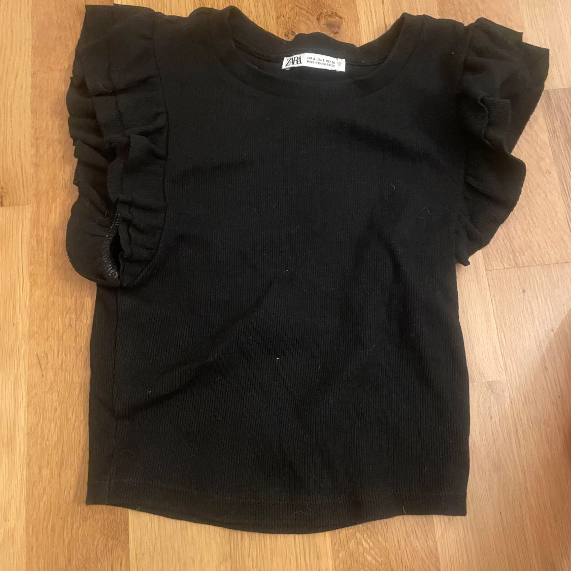 Svart topp med volangärm