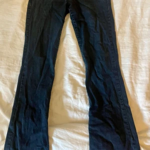Svarta Ltb jeans  - Svarta Ltb valerie jeans! Bra skick, inga hål eller fläckar alls! Nypris kring 700-800kr! Köparen står för frakten! Ca 75 tum innerbenslängd!