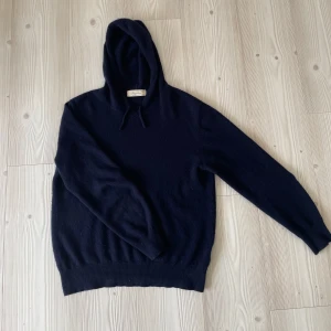 Marinblå Kashmir tröja  - ||Kashmir tröja från sayless i en väldigt snygg och populär marinblå färg||Materialet är 100% Kashmir som är ett väldigt exklusivt och lyxigt samt bekvämt material i högsta kvaliten||toppenskick, endast lite nopper på den som tas bort vid köp||Storlek S sitter som S||Nypris 999:- mitt pris 599:-||Vid frågor är det bara att höra av sig!||