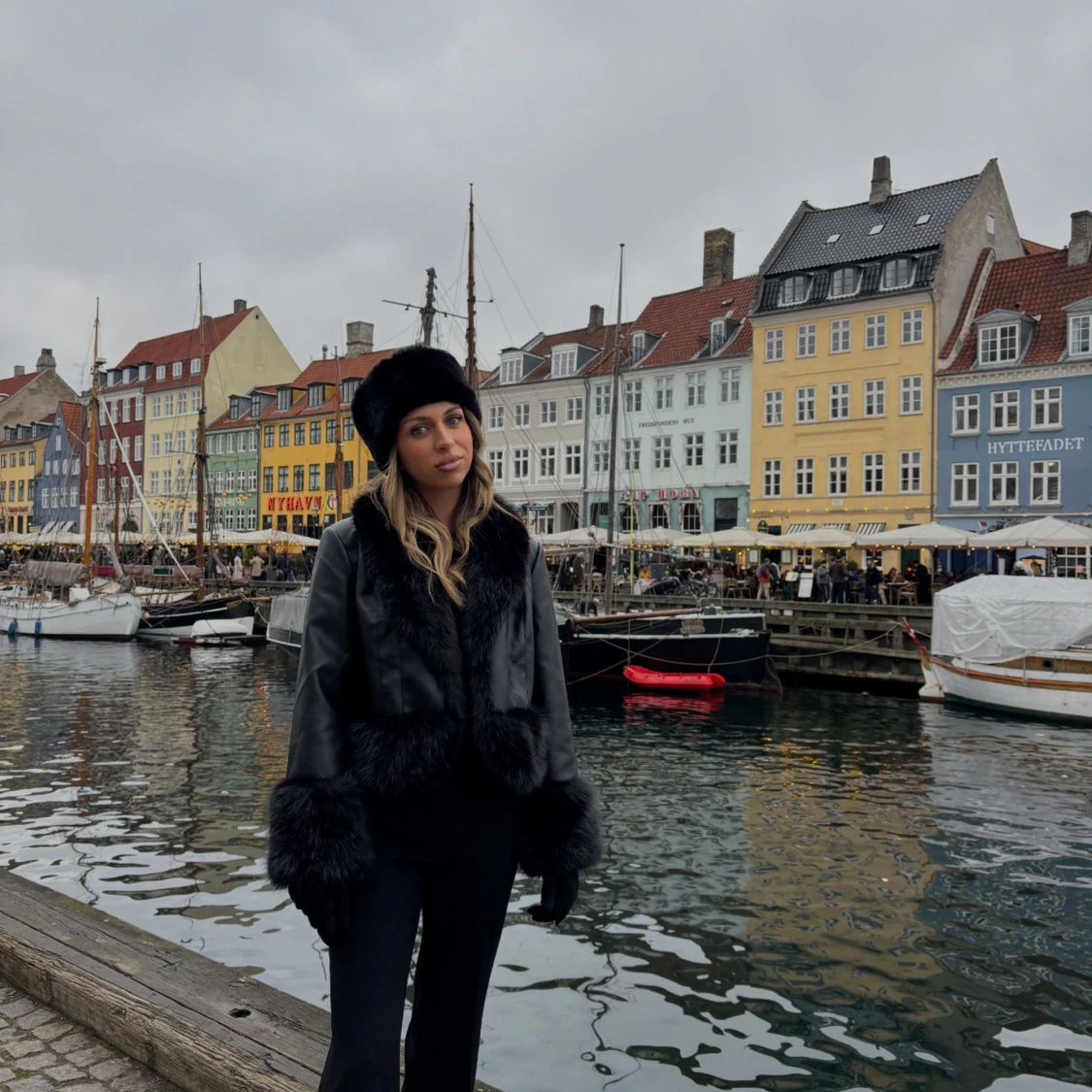 Svart pälsjacka i skinnimitation och hårband från BikBok