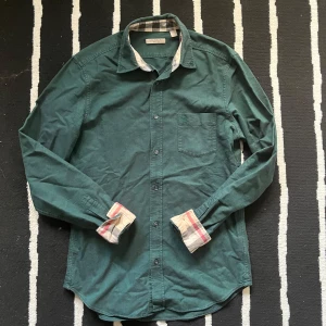 Burberry skjorta - Tjena, säljer du denna riktigt snygga och populära bur skjortan i den unika färgen mörkgrön den är i bra skick utan några skador. Hör av er vid frågor och funderingar🙌🤝