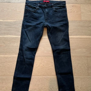 Hugo Boss jeans - Säljer ett par blåa jeans från Hugo Boss. Sköna och snygga! Som nya! Storlek: W32 L30