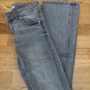 Grå jeans från Gina Tricot, stl 158 - Lågmidjade jeans från Gina Tricot, knappt använda och säljes pga rensning av garderob. Skriv om funderingar eller fler bilder.