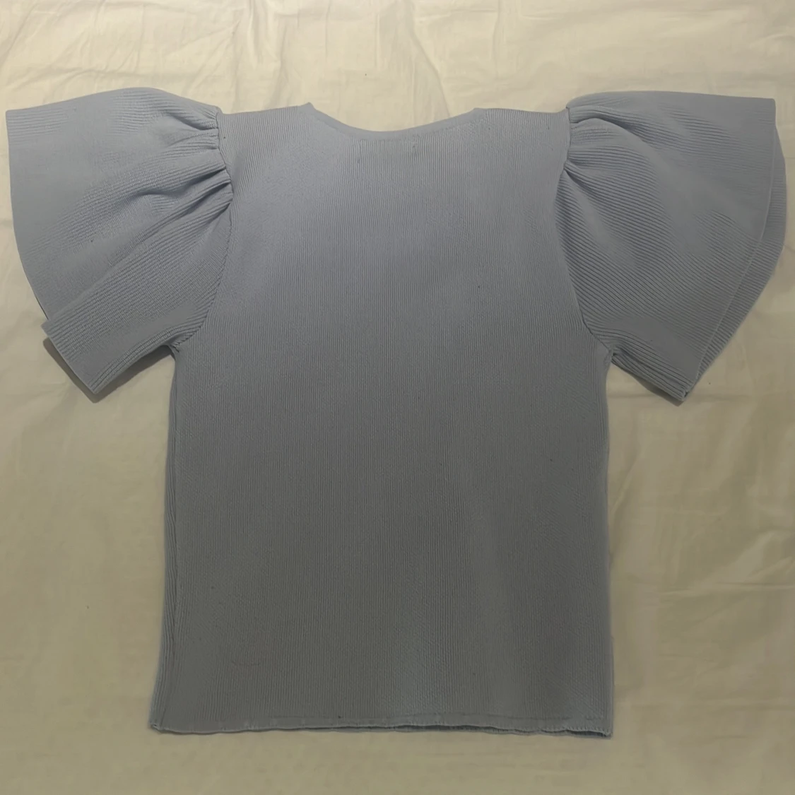 Ljusblå topp med puffärm från ONLY - 2