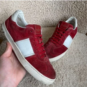 Valentino flycrews  - Säljer nu mina valentino flycrews. Dom är fräscha och stilrena. Dustbag fås med, är även öppen för byten mot lanvins. 