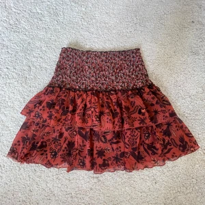 Röd blommig volangkjol från Zara - Supersöt kort kjol från Zara 
