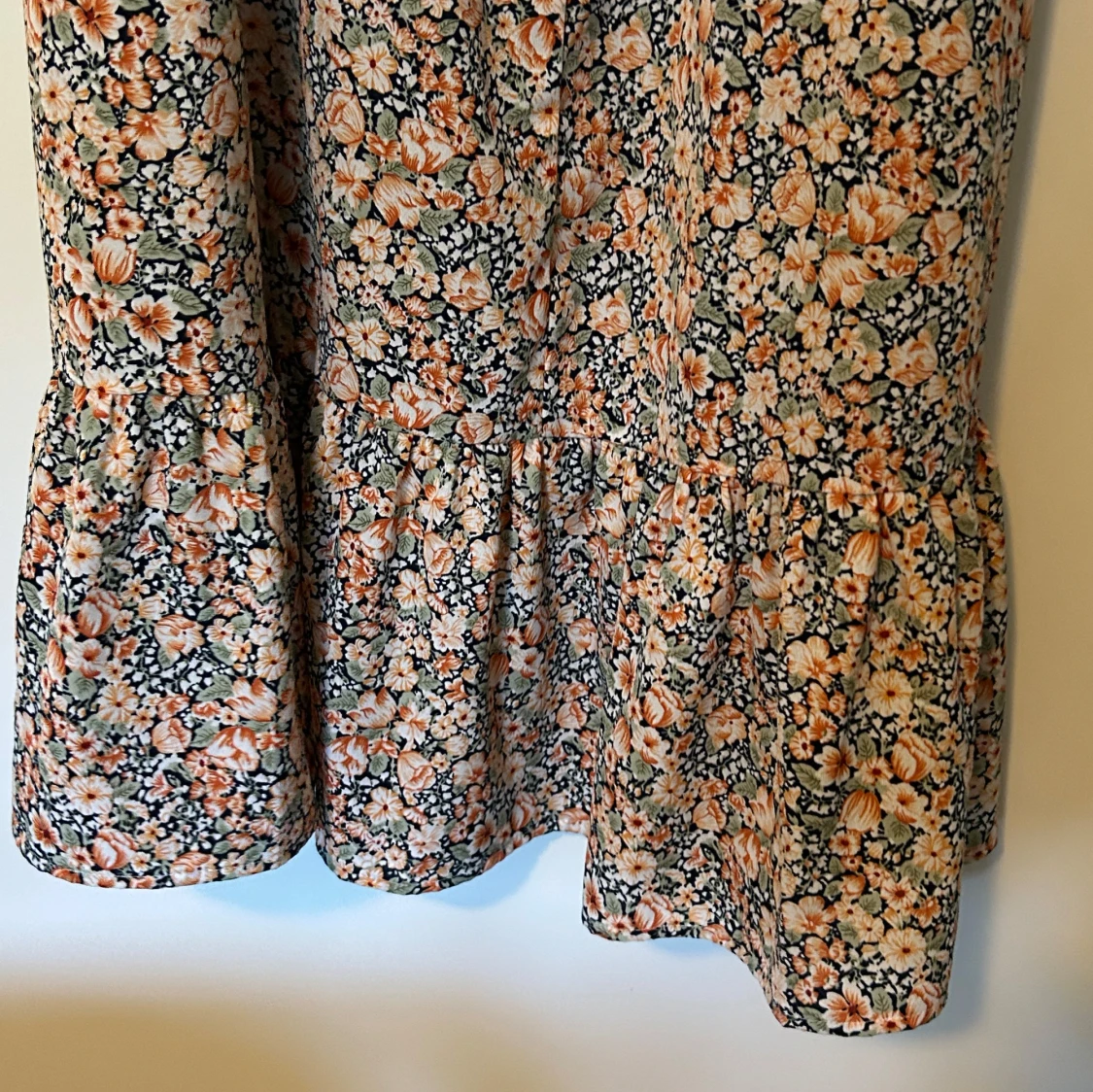 Blommig långklänning med volanger - 2