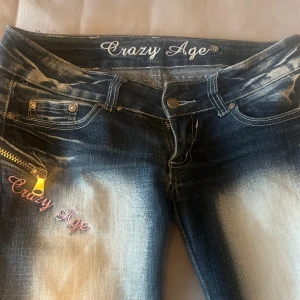 Crazy age Jeans - Super lågmidjade crazy age jeans, har ett hål vid benet,låret som man ser på sista bilden, Skulle nog kunna gå och laga!