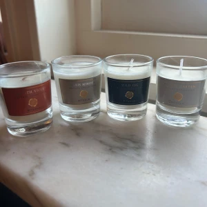 Rituals private collection ljus - Bilderna visar fyra doftljus från Rituals Private Collection: Smooth Violet, Orris Mimosa, Wild Fig och Savage Garden. Ljuset är i små glasbehållare med eleganta etiketter. Perfekt för att skapa mysig stämning hemma eller ge bort som present. 