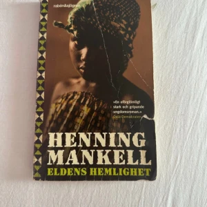 Eldens hemlighet - Skickar iväg samma dag eller dagen efter🙌🏼Kan förekomma lite klotter i boken. En stark och gripande berättelse om Sofia, en ung tjej i Moçambique som överlever svåra prövningar. Boken är skriven för unga och vuxna och tar upp livets stora frågor på ett sätt som berör. Perfekt för dig som gillar verklighetsbaserade och känslosamma historier.