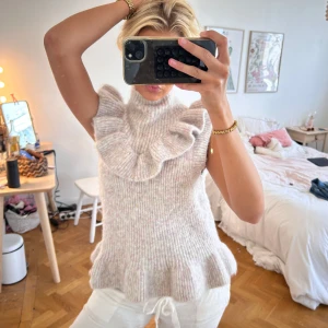 stickad topp - populär tröja från Zara, volanger 