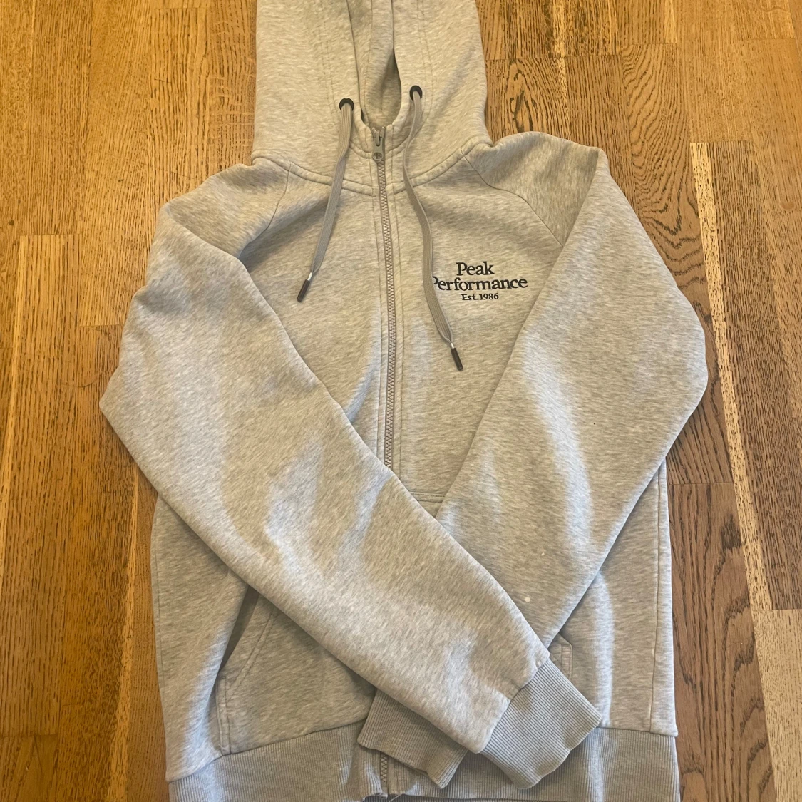 Grå hoodie från Peak Performance