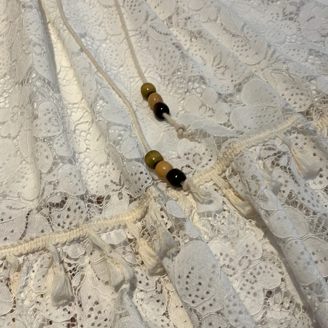 Vit spetsklänning med snörning - 4