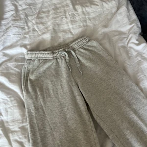 Grå mjukisbyxor från Gina Tricot - Ett par gråa fina mysbyxor från ginatricot i xxs använda ett par gånger men i bra skick 