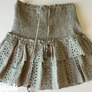 Zara kjol - Jätte fin grön volangkjol från zara som inte säljs längre. Är i nyskick 