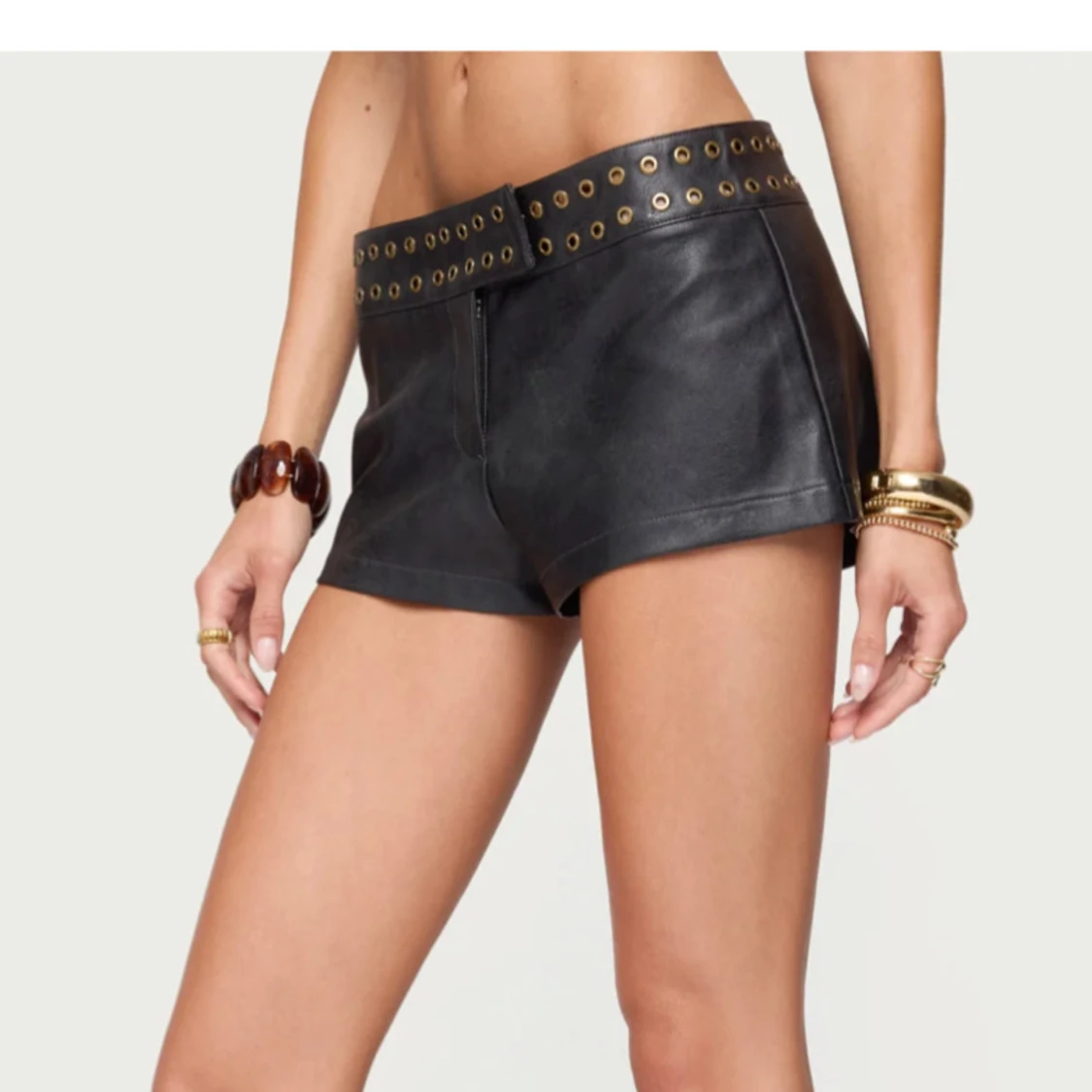 Svarta skinnshorts med bälte från edikted  - 2