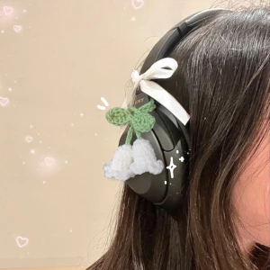 Snödroppar Headphone Charm 🍃🌼 - Supersöta virkade snödroppar som är perfekt dekoration på hörlurar eller väska! Längden kan justeras med bladen som kan dras upp och ner. 💌 FRAKT 22kr via swish eller använd KÖP knappen! Postas inom 5 dagar 💛