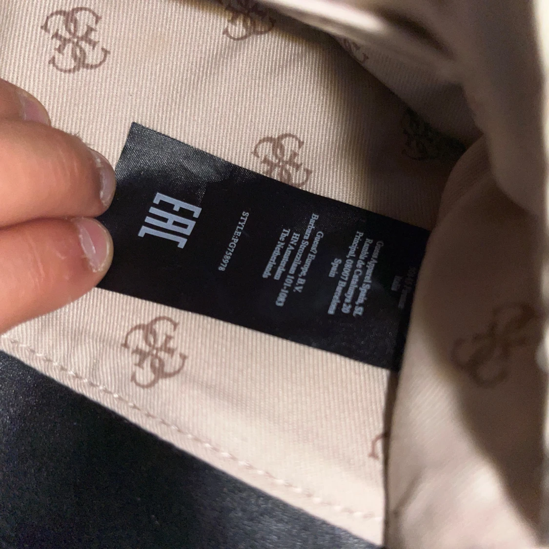 Svart axelväska från Guess med kedja - 4