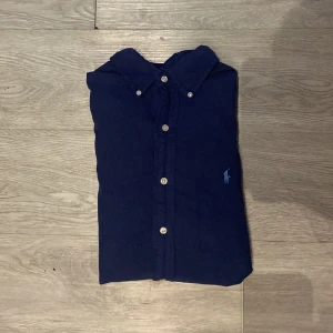 Mörkblå skjorta från Ralph Lauren - Helt ny mörkblå skjorta från Ralph Lauren i slim fit-modell⭐️Storleken är S och skjortan passar perfekt nu till hösten💫Hör av dig om du är intresserad👍 
