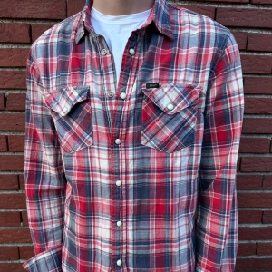 Rutig skjorta  - Säljer en riktigt snygg unik skjorta från Lee. Den är riktigt bra skick 9/10. As fett rutigt mönster. Passar storlek S inte M. Pris kan diskuteras, hör av dig vid intresse 🙌