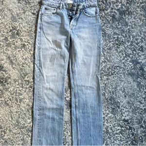 Zara ljusblå raka/wida jeans - Jättefina jeans från Zara som jag köpte här på Plick men som tyvärr inte passade mig💕