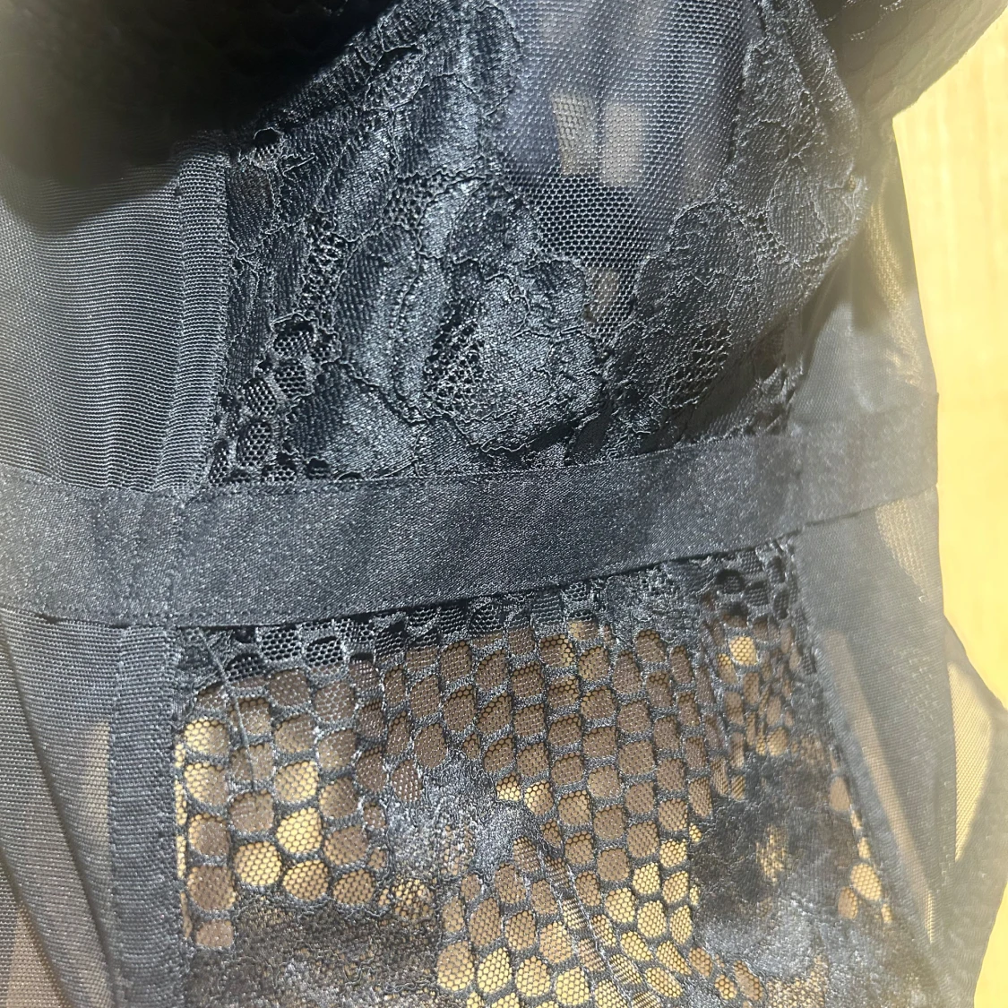 Svart spetskorsett med rosett - 2