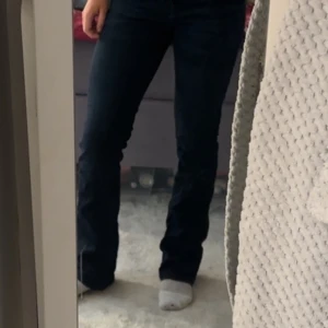 Svarta bootcut jeans från LTB - Säljer ett par mörkblå lågmidjade valerie jeans från LTB. Knappt använda då det inte satt så bra på mig💗storlek 26/32