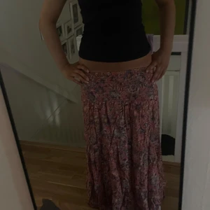 Mönstrad långkjol från Marta - En jättefin rosa/korall färgad långkjol från Marta. Den har ett blommigt mönster och är väldigt skön i materialet💕säljer pga att den är för kort för mig, skulle passa någon som är runt 165cm lång😇