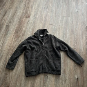 Svart/grå  helzip - En skön lite tjockare helzip från Zara, storlek m passar 180cm