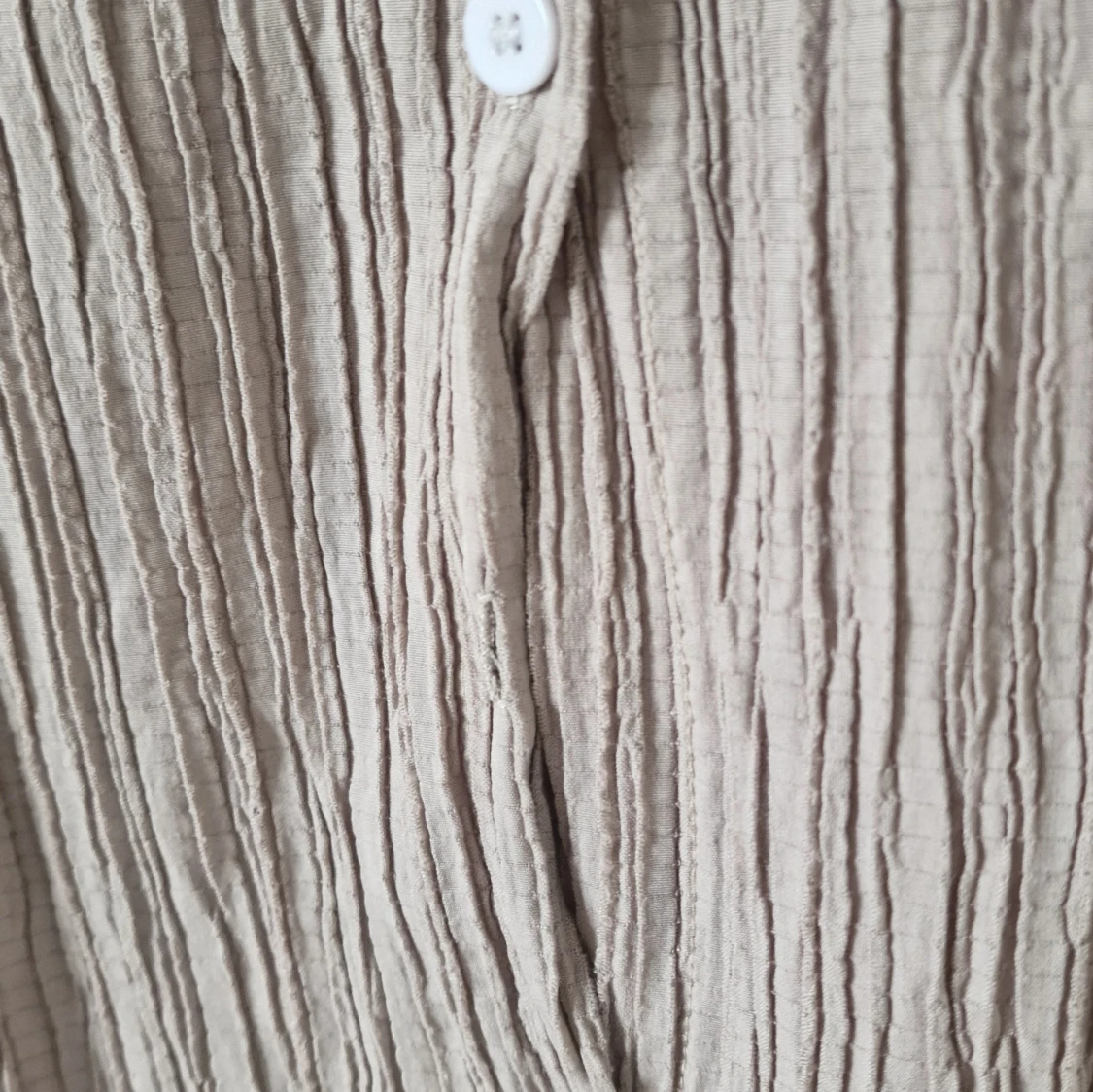 Beige crinkle-skjorta med byxor  - 1