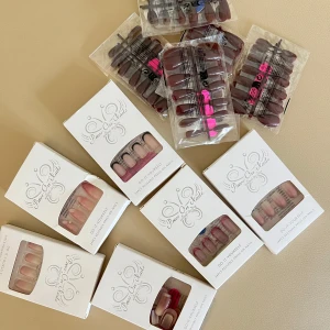 Press-on naglar i olika färger och former 13 pack  - Säljer flera set med press-on naglar, 24-pack, i olika färger och designer. Finns nude, rosa, glitter, fransk manikyr, guldkanter och mönster med stenar. Naglarna är i gel-look och kommer i både korta och långa former. Perfekt för dig som vill ha snygga naglar snabbt och enkelt. Både till händer och fötter finns i Malmö 13 pack 