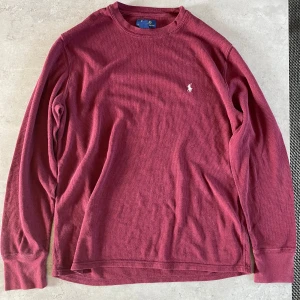 Vinröd långärmad tröja Polo Ralph Lauren - Snygg vinröd långärmad tröja från Polo Ralph Lauren perfekt till hösten skick 9/10 storlek L  priset är inte hugget i sten står inte för frakten Bara att höra av sig vid frågor