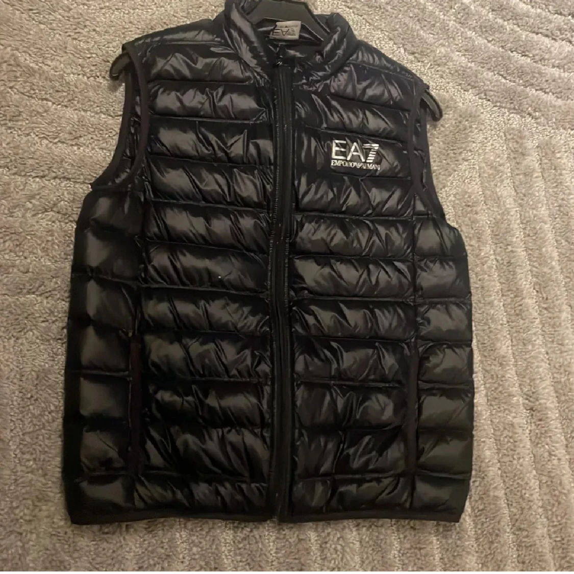 Svart dunväst från Emporio Armani EA7