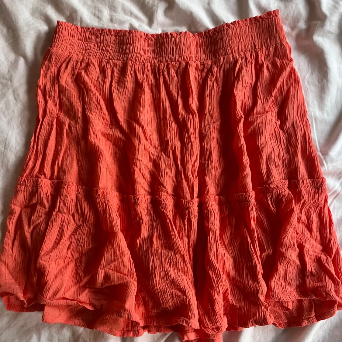 Korallfärgad volangkjol från Cubus