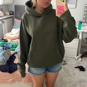 Olivgrön oversized hoodie från New Yorker - Säljer en olivgrön hoodie från New Yorker i oversized fit, storlek M. Tröjan har stor huva, rymlig magficka och långa ärmar med breda muddar. Perfekt för chill dagar och enkel att matcha med jeans eller shorts. Färgen heter 'Thyme' och materialet är mjuk bomull. Har aldrig använts 