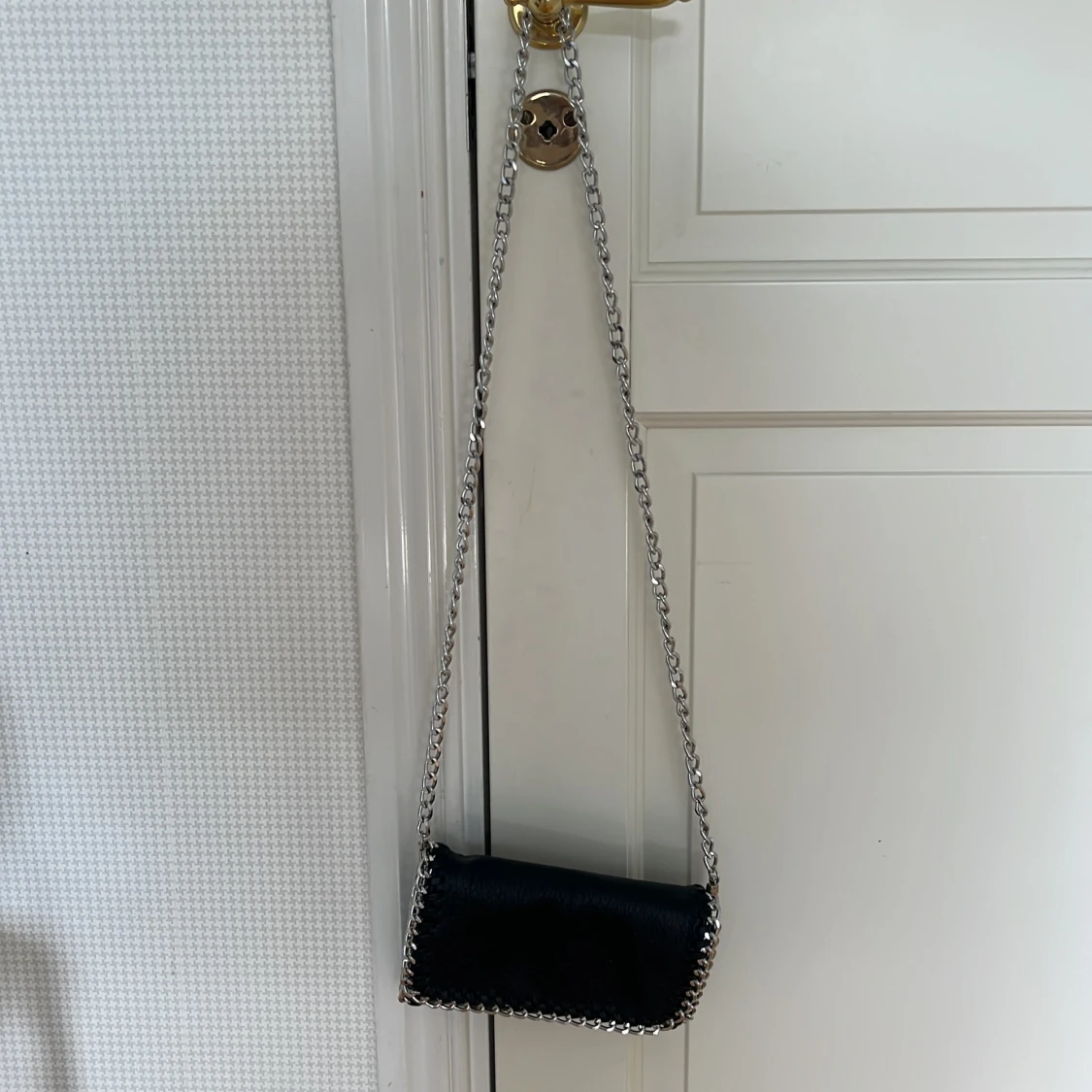 Svart axelväska med kedjerem